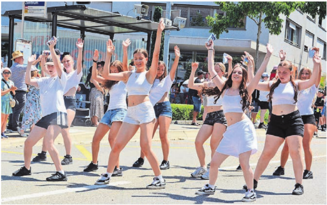 Schweisstreibend: Die Tanz-Fabrik Bremgarten absolviert die Umzugsroute tanzend. Schweisstreibend: Die Tanz-Fabrik Bremgarten absolviert die Umzugsroute tanzend.