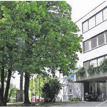 Dreimal auf Kurs - Baubewilligung liegt vor: Für den Modul-Anbau beim Gemeindehaus könnte in diesem Sommer mit der Baustellenvorbereitung begonnen werden. Bild: dm