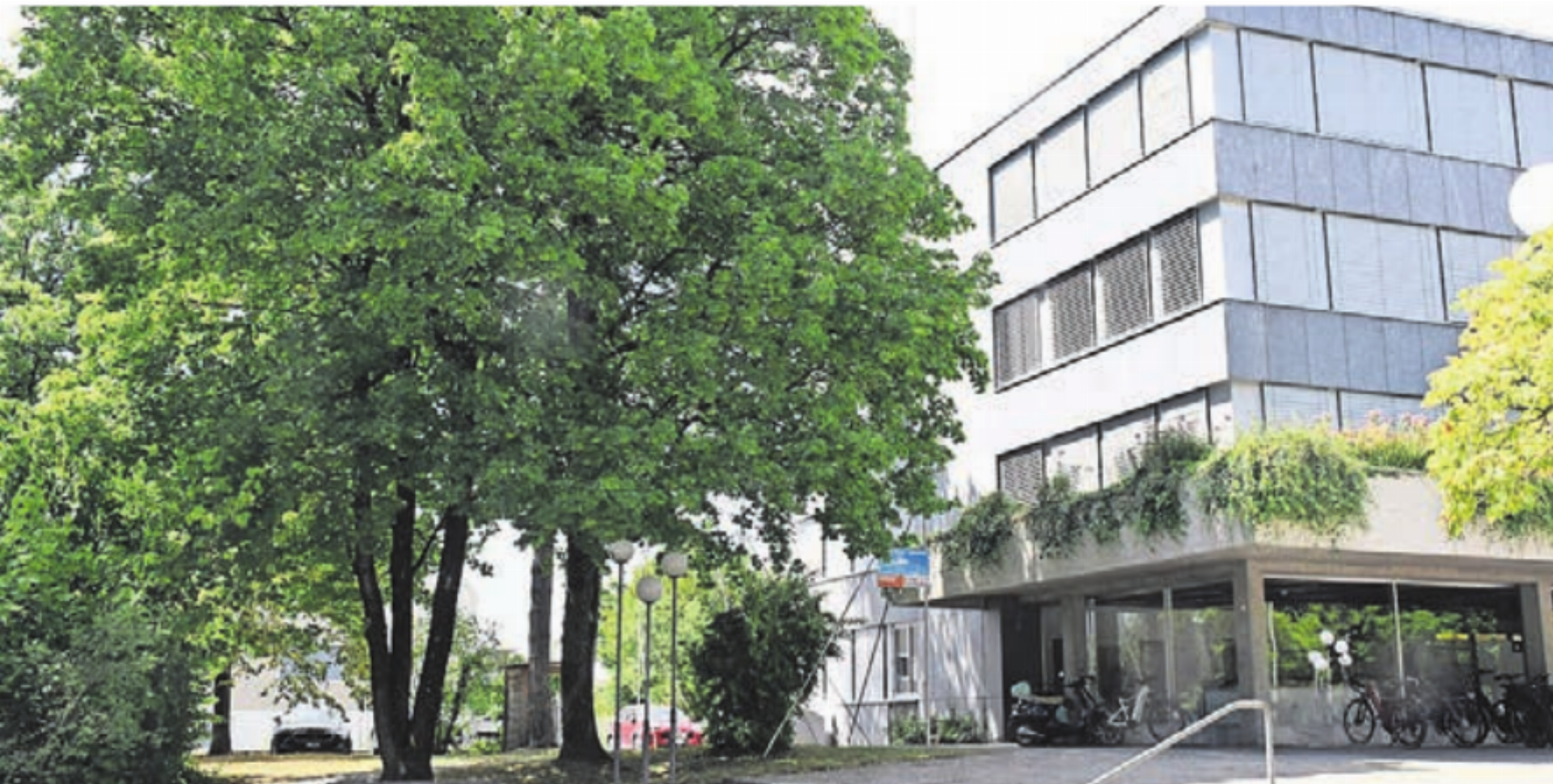 Baubewilligung liegt vor: Für den Modul-Anbau beim Gemeindehaus könnte in diesem Sommer mit der Baustellenvorbereitung begonnen werden. Bild: dm - Das Bild wird blockiert. – Möglicherweise durch einen aktiven Adblocker.
