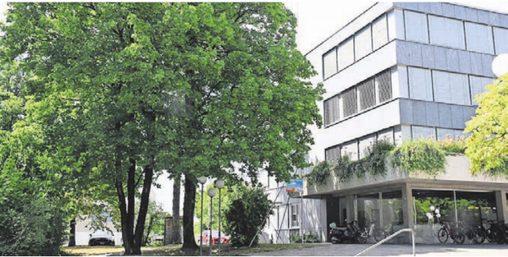 Baubewilligung liegt vor: Für den Modul-Anbau beim Gemeindehaus könnte in diesem Sommer mit der Baustellenvorbereitung begonnen werden. Bild: dm
