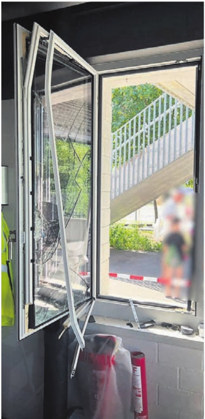 Das Fenster inklusive Rahmen des Kassenbereichs muss ausgetauscht werden und ist vorübergehend mit einem Brett verschlossen. Bild: zg