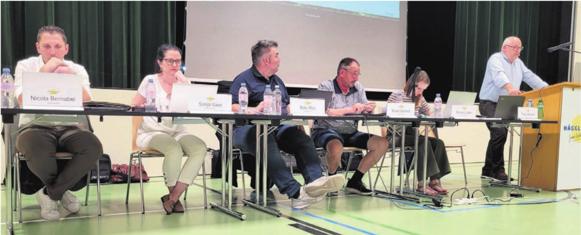 Der Gemeinderat hatte an diesem Abend leichtes Spiel, alle Anträge passierten problemlos. Von links: Gemeinderat Nicola Bernabei, Gemeinderätin Sonja Gass, Gemeinderat Röbi Wirz, Vizeammann Ruedi Schmid, Gemeindeschreiberin Selina Lusser und Gemeindeammann Franz Schaad. Bild: Chregi Hansen - Das Bild wird blockiert. – Möglicherweise durch einen aktiven Adblocker.