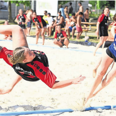 Heisser Sand und kein Heimsieg - Das Team der Wohlerinnen – die «Beachturtles» (links) – sündigte reihenweise vor dem Tor. Bilder: Alexander Wagner