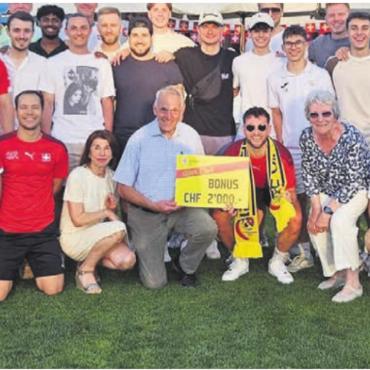 Schöne Gesten und ein Abgang - Der frühere Spitzenkoch Hugo Weibel (vorne, mit Schild) übergibt am letzten Donnerstagabend als Präsident des 100er-Clubs dem Aufsteigerteam des FC Villmergen einen Bonus für die Teamkasse über 2000 Franken. Bild: zg