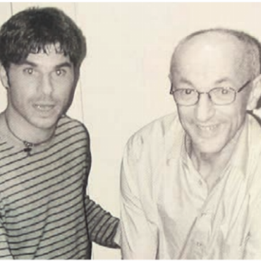 «Giftpfeile über die Bullenbergkreuzung» - Pius Fischbach (rechts) wird im Jahr 2000 100. Mitglied der FC-Wohlen-Donatorenvereinigung. Gemeinsam mit Ciriaco Sforza wurde dies gefeiert. Bild: Archiv