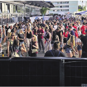 Bunt gemischt - Blick vom DJ-Pult auf die tanzende Menge. Bild: zg