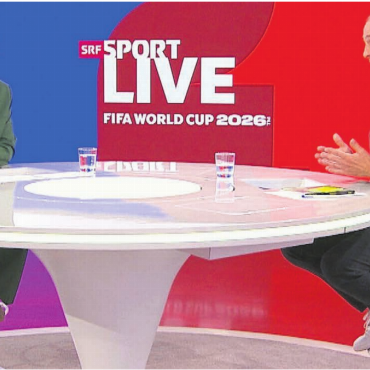 Steilpass auf Amhof - Fast jeden Abend da: Schiri-Experte Sascha Amhof im SRF-Studio während der Fussball-WM mit Moderatorin Annette Fetscherin. Bild: SRF