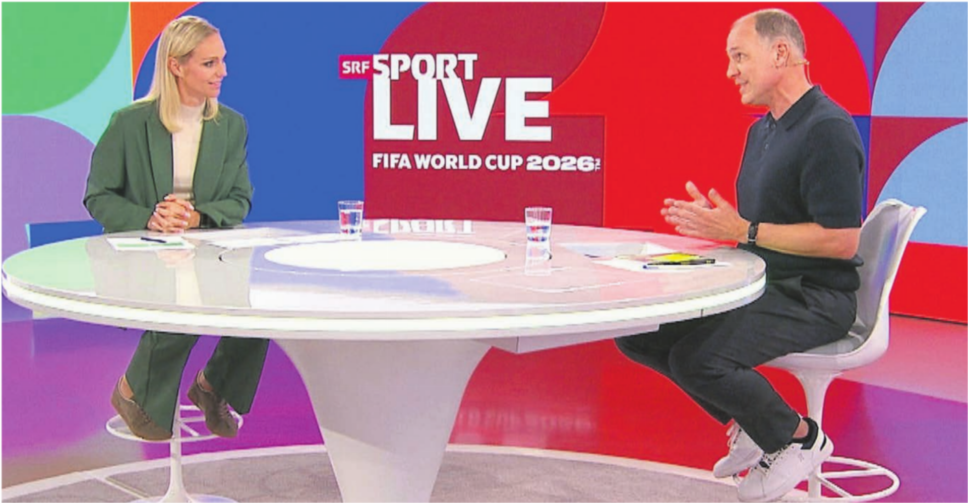 Fast jeden Abend da: Schiri-Experte Sascha Amhof im SRF-Studio während der Fussball-WM mit Moderatorin Annette Fetscherin. Bild: SRF - Das Bild wird blockiert. – Möglicherweise durch einen aktiven Adblocker.
