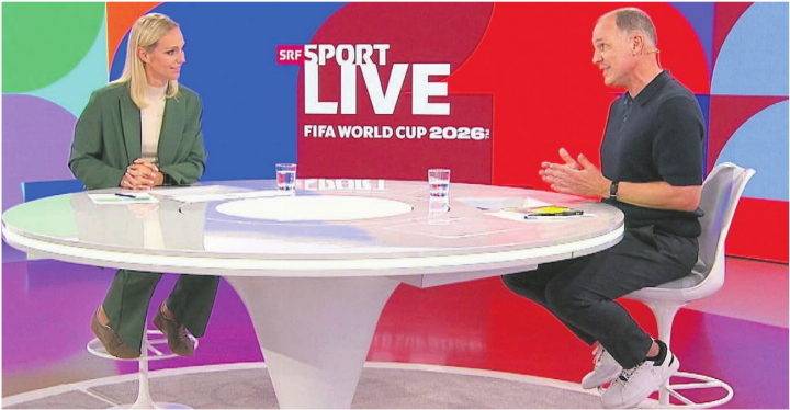 Fast jeden Abend da: Schiri-Experte Sascha Amhof im SRF-Studio während der Fussball-WM mit Moderatorin Annette Fetscherin. Bild: SRF