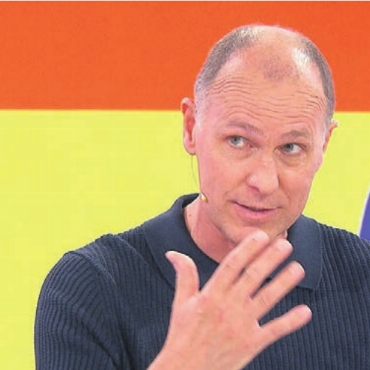 Steilpass auf Amhof - Bei den Spielen der Schweizer Nati spricht Sascha Amhof jeweils zu über einer Million Zuschauern an den TV-Bildschirmen. Bild: SRF
