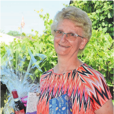 Die Arbeit von drei Leuten leisten - Roswitha Bernath kümmert sich mit viel Herzblut um ältere Menschen. So verteilt sie beispielsweise Jubilaren Geschenke. Bild: Chregi Hansen