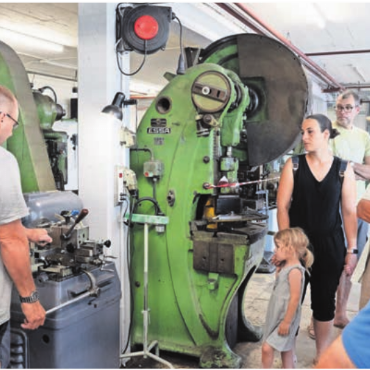 80 Jahre Handwerk und Innovation - So wird es gemacht: Am Tag der offenen Tür konnten nicht nur die Produkte der «mesa» bestaunt werden, sondern man sah auch, wie diese hergestellt werden.