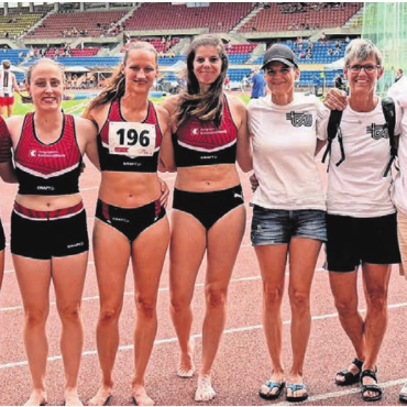 Die Spätzünderin - Nach ihren starken Leistungen an der Mehrkampf-SM Lausanne 2025 gibts ein Erinnerungsbild mit den Kolleginnen vom TV Wohlen und ihrem Familien-Fanclub. Von links: Lena Niederberger, Jenny Lüthy, Isabelle Bütler, Melanie Stocker-von Flüe, Schwester Kerstin Bütler und die Eltern Barbara und Hermann Bütler.