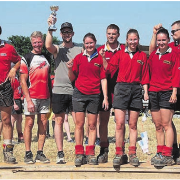 Sieg in Hitzeschlacht - Das Sinser Mixed-Team freut sich über den Tagessieg. Bild: zg