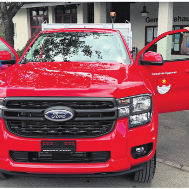 Neuer leistungsstarker Bauamtsmitarbeiter auf Rädern - Kürzlich übergab die Steffen Garage AG, Remetschwil, dem Bauamt Eggenwil das neue Kommunalfahrzeug Ford Ranger: (v. l.) Dominik Steffen (Inhaber der Steffen Garage AG und Steffen Bus AG, Remetschwil), Bruno Meier (Leiter technische Betriebe/ Dienste Eggenwil), Markus Belser (Stv. Leiter technische Betriebe/Dienste Eggenwil) und David Keller (Geschäftsführer der Steffen Garage AG). Bild: gk