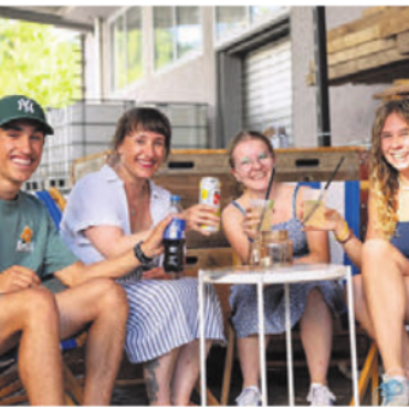 Ehren, geniessen und tanzen - Aufeinander anstossen. Bild: mm