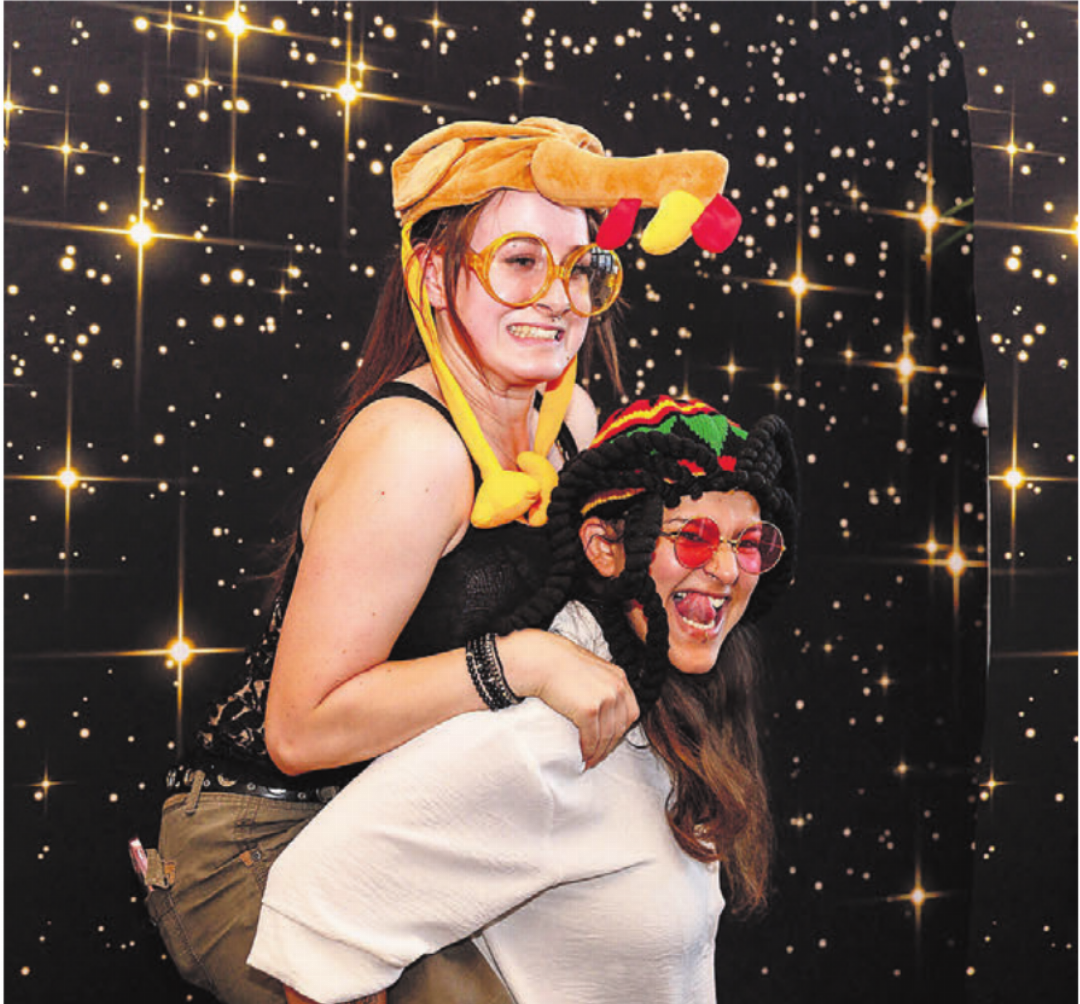 Die Fotobox ist beliebt, auch bei Meggie Ottiger (links) und Leoni Brander. Die Fotobox ist beliebt, auch bei Meggie Ottiger (links) und Leoni Brander.