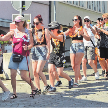 Pure Lebensfreude - Keine Schlagerrallye ohne die obligate Polonaise durch die Bremgarter Altstadt.