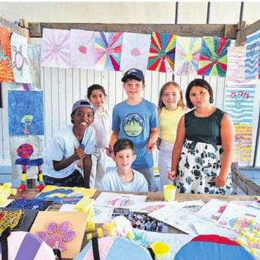 Kein trockener Schulstoff - Am Stand präsentieren die Schüler ihre kreative Seite (v. l.): Ramz, Meleke, Nico (stehend), Kevin (kniend), Sofija, Stella.