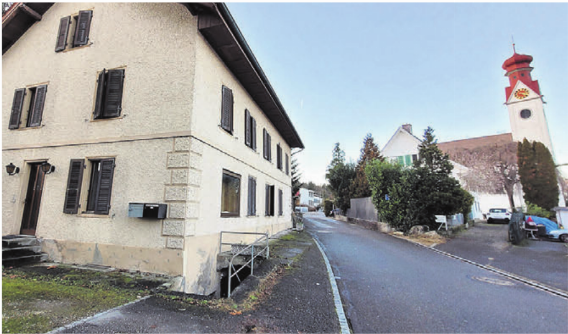 In Zukunft ist es nicht mehr möglich, über den Schulweg zur Kirche zur fahren. Einzig das Pfarreilokal darf man noch anfahren.    Bild: Archiv - Das Bild wird blockiert. – Möglicherweise durch einen aktiven Adblocker.