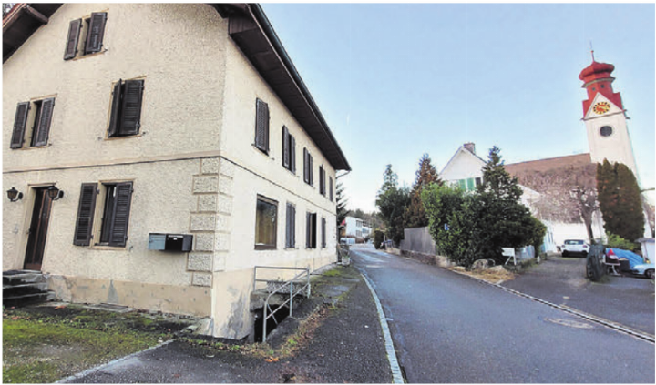 In Zukunft ist es nicht mehr möglich, über den Schulweg zur Kirche zur fahren. Einzig das Pfarreilokal darf man noch anfahren.    Bild: Archiv