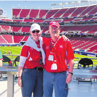 Führerlose Taxis und volle Stadien - Christian Zemp (rechts) und seine Frau Susanne im Stadion in San Francisco, wo die Schweiz auf Katar traf. «Das Spiel ging etwas in die Hose, aber das Tor von Katar war eine schöne Kiste», sagt er. Bilder: zg