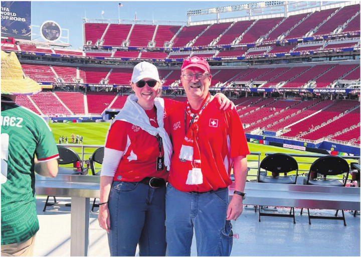 Christian Zemp (rechts) und seine Frau Susanne im Stadion in San Francisco, wo die Schweiz auf Katar traf. «Das Spiel ging etwas in die Hose, aber das Tor von Katar war eine schöne Kiste», sagt er. Bilder: zg