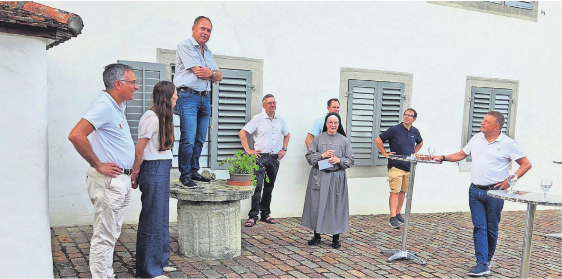 Präsident Markus Wey (auf Stein stehend) dankte Schwester Angelika vom Kloster Hermetschwil für die gewährte Gastfreundschaft beim Sommeranlass im kühlen Klostergarten. - Das Bild wird blockiert. – Möglicherweise durch einen aktiven Adblocker.