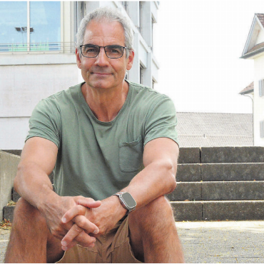 Schon mit Emotionen verbunden - Stefan Späni auf dem Pausenplatz des Joner Schulhauses. Nun kehrt er dem Kelleramt den Rücken. Bild: Annemarie Keusch