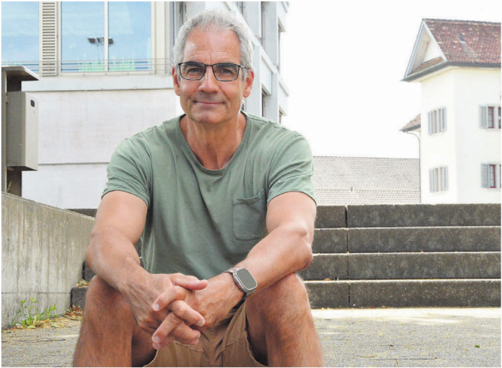Stefan Späni auf dem Pausenplatz des Joner Schulhauses. Nun kehrt er dem Kelleramt den Rücken. Bild: Annemarie Keusch