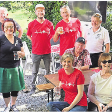 Spiess dreht für die «Newcomer» - Das «Rütli»-Team wird auch in diesem Jahr für die «Newcomer-Schnitzelbänkler» aktiv und veranstaltet einen Spiessbraten im Garten der ehemaligen Quartiergaststube.