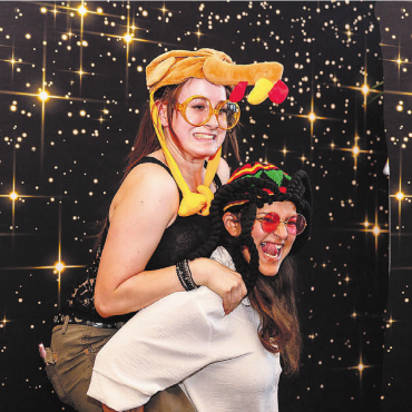 Ehren, geniessen und tanzen - Die Fotobox ist beliebt, auch bei Meggie Ottiger (links) und Leoni Brander.