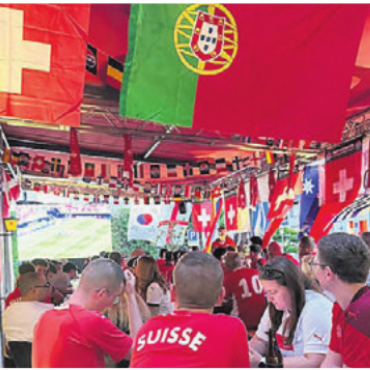 Auch nachts für Fans da - Stimmung fast wie im Stadion beim Public Viewing in Boswil.    Bild: zg