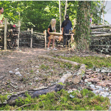 Schule geht auch draussen - Der Barfussweg im Vordergrund, das Waldsofa im Hintergrund – beim Wasserturm hat es neue Attraktionen.