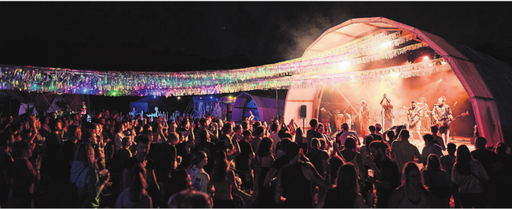 Das Open Air Stoppelfäld lockt auch bei seiner fünften Ausgabe mit einem vielfältigen Angebot an Musikstilen und einer tollen Atmosphäre. Bilder: pd Das Open Air Stoppelfäld lockt auch bei seiner fünften Ausgabe mit einem vielfältigen Angebot an Musikstilen und einer tollen Atmosphäre. Bilder: pd