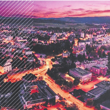 Lob und kritische Töne - Das Titelbild des Geschäftsberichts: Es zeigt Wohlen mit einer stimmungsvollen Aufnahme bei Nacht. Passend mit leuchtenden und dunkleren Stellen. Bild: dm