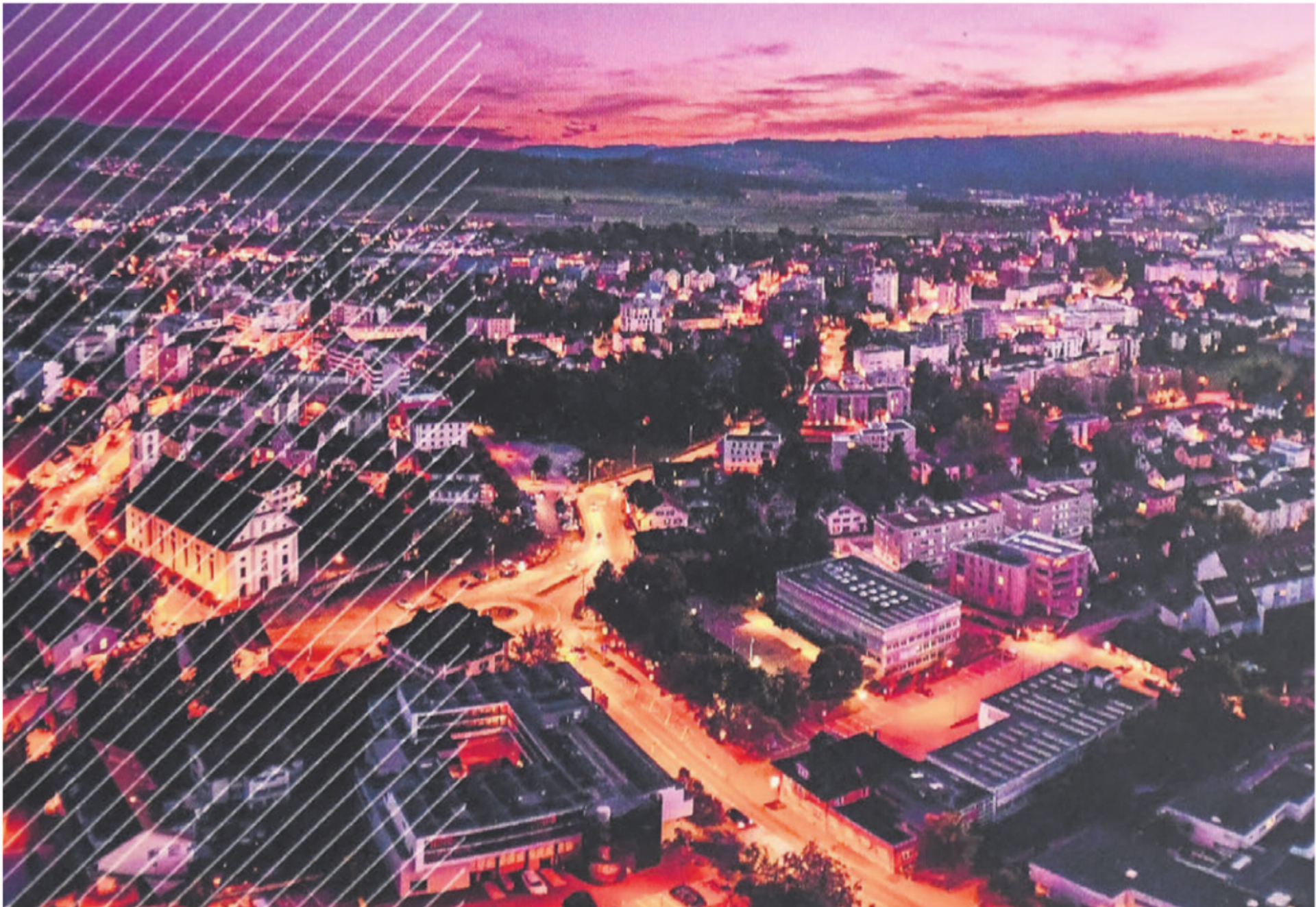 Das Titelbild des Geschäftsberichts: Es zeigt Wohlen mit einer stimmungsvollen Aufnahme bei Nacht. Passend mit leuchtenden und dunkleren Stellen. Bild: dm - Das Bild wird blockiert. – Möglicherweise durch einen aktiven Adblocker.
