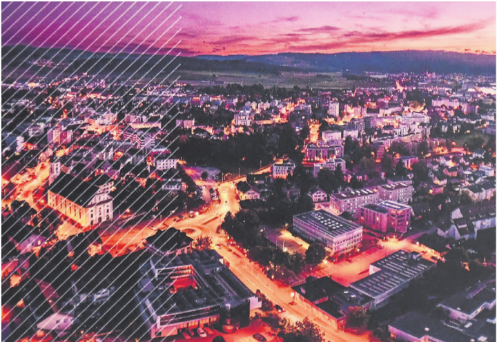 Das Titelbild des Geschäftsberichts: Es zeigt Wohlen mit einer stimmungsvollen Aufnahme bei Nacht. Passend mit leuchtenden und dunkleren Stellen. Bild: dm Das Titelbild des Geschäftsberichts: Es zeigt Wohlen mit einer stimmungsvollen Aufnahme bei Nacht. Passend mit leuchtenden und dunkleren Stellen. Bild: dm