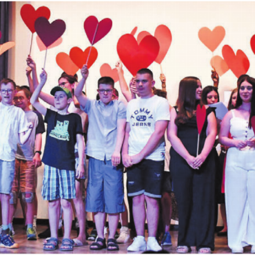 Emotionen, die berühren - Gemeinsam auf der Bühne stehen ist für viele der Schüler kein leichtes Unterfangen. Dafür werden sie mit Applaus belohnt. Bild: mo