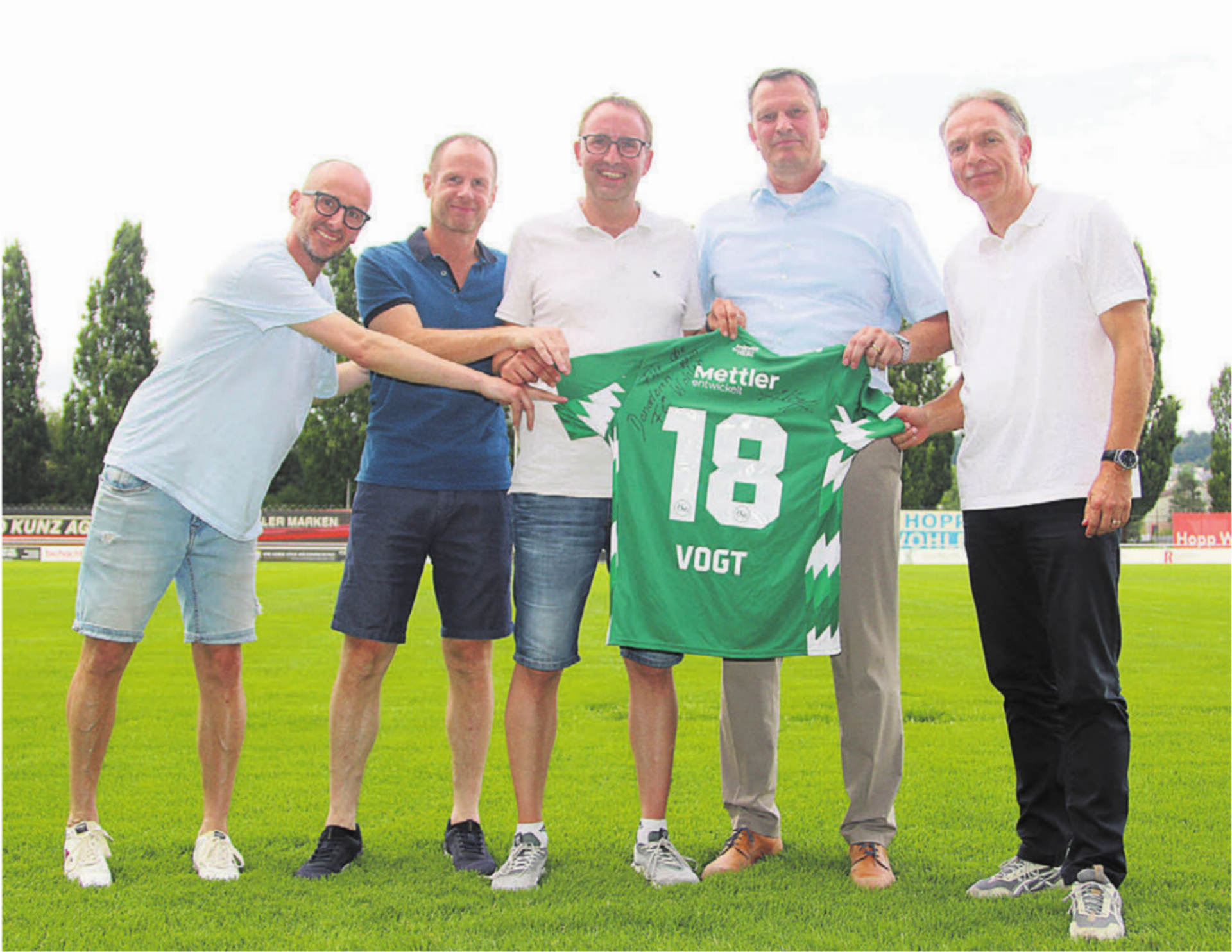 Der Vorstand der Donatorenvereinigung freut sich über das erhaltene Vogt-Trikot (von links): Daniel Trottmann, Stephan Jöhl, Matthias Fricker, Gemeindeammann Roland Vogt, Remo Wissmann. Bilder: Josip Lasic - Das Bild wird blockiert. – Möglicherweise durch einen aktiven Adblocker.