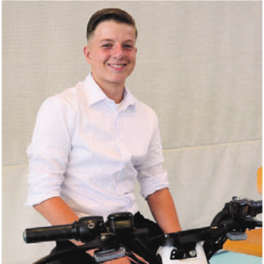 Ganz schön kreativ - Stolz auf das Ergebnis: Lorent Neziri mit seinem E-Roller.