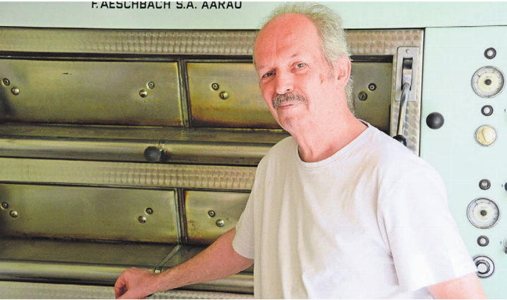 Noch immer steht André Bättig täglich in der alten Backstube. Ende Jahr ist aber Schluss. Bilder: Chregi Hansen / Archiv