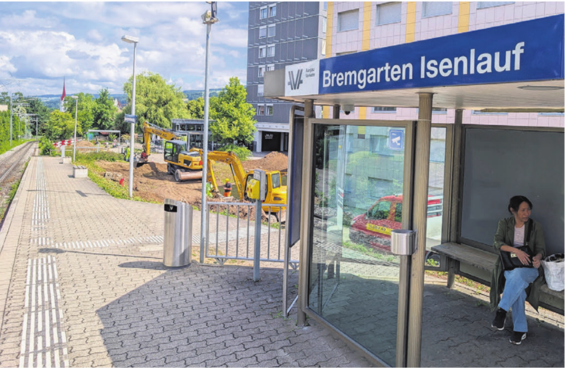 Die Bagger arbeiten bereits seit Wochen. Doch nun beginnen die Hauptarbeiten rund um die Isenlauf-Haltestelle. Bild: Marco Huwyler - Das Bild wird blockiert. – Möglicherweise durch einen aktiven Adblocker.