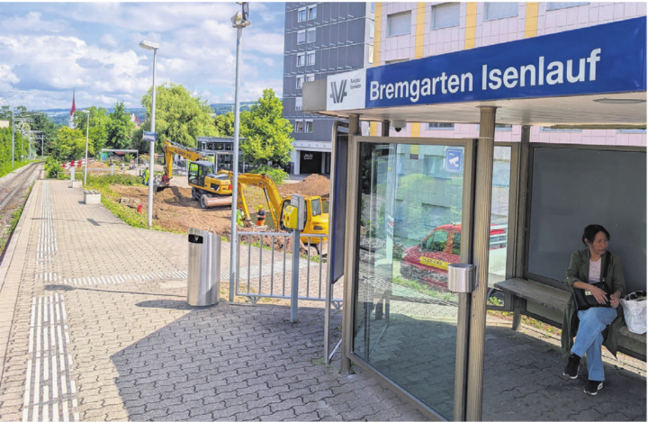 Die Bagger arbeiten bereits seit Wochen. Doch nun beginnen die Hauptarbeiten rund um die Isenlauf-Haltestelle. Bild: Marco Huwyler Die Bagger arbeiten bereits seit Wochen. Doch nun beginnen die Hauptarbeiten rund um die Isenlauf-Haltestelle. Bild: Marco Huwyler