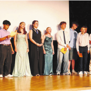 Bewegender Schulabschied - Die Schülerinnen und Schüler genossen den speziellen Augenblick. Bilder: Stefan Treier