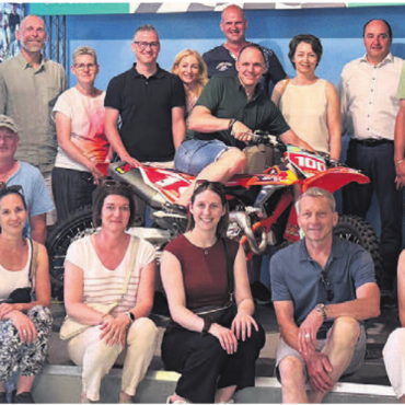 Besonderes Schweizer Unternehmen - Der Motorex-Geschäftsführer Edi Fischer (Dritter von rechts) gab einen spannenden Einblick in seine Firma. Bild: gk