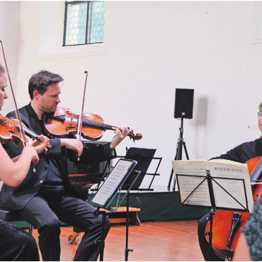 Näher geht es kaum - Julia Fischer, Adrien La Marca und Benjamin Nyffenegger (v. l.) präsentieren das Streichtrio von Ludwig van Beethoven. Bild: Annemarie Keusch