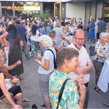 «Lehrkräfte sind auch Mutmacher» - Beliebtes Treffen vor den grossen Ferien: Vor dem Start ins feierliche Examenessen haben die Lehrpersonen einen feinen Apéro genossen. Bild: Britta Müller