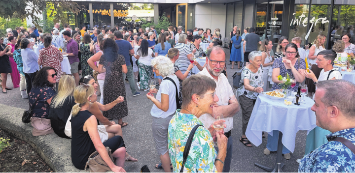 Beliebtes Treffen vor den grossen Ferien: Vor dem Start ins feierliche Examenessen haben die Lehrpersonen einen feinen Apéro genossen. Bild: Britta Müller Beliebtes Treffen vor den grossen Ferien: Vor dem Start ins feierliche Examenessen haben die Lehrpersonen einen feinen Apéro genossen. Bild: Britta Müller