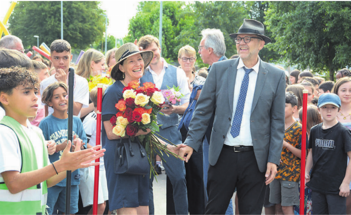 Grosser Empfang zum Abschied: Begleitet von seiner Frau Gabriela, mit der er viele Jahre gemeinsam unterrichtet hat, schreitet Guido Arnet unter dem frenetischen Applaus der Schüler über den «Walk of Fame». Bilder: Chregi Hansen Grosser Empfang zum Abschied: Begleitet von seiner Frau Gabriela, mit der er viele Jahre gemeinsam unterrichtet hat, schreitet Guido Arnet unter dem frenetischen Applaus der Schüler über den «Walk of Fame». Bilder: Chregi Hansen